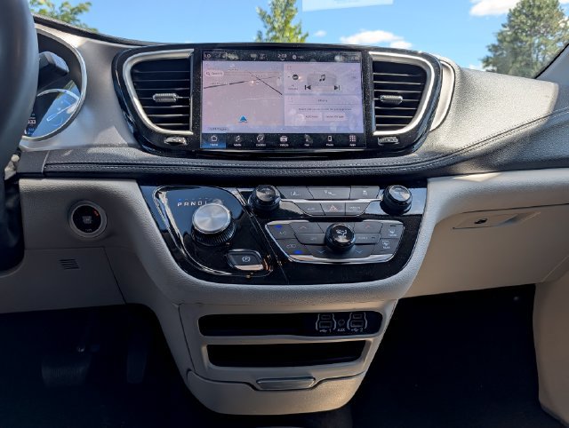 Used 2024 Chrysler Pacifica Limited FWD image 19