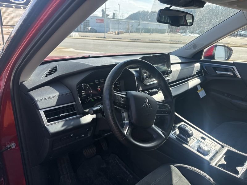 Used 2023 Mitsubishi Outlander SE image 13