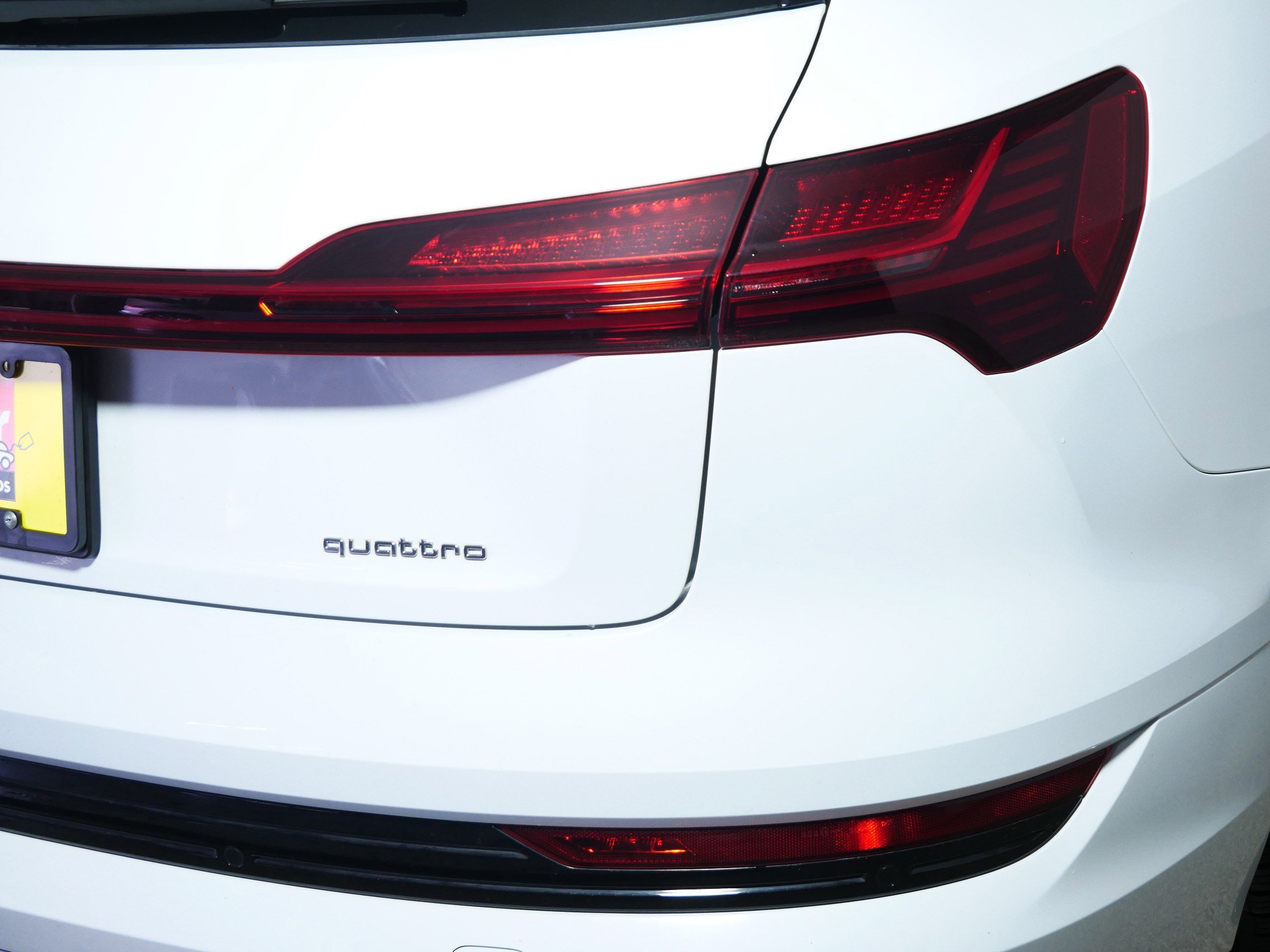 Used 2021 Audi e-tron Premium w/ Towing Package image 17