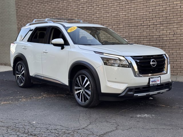 Used 2024 Nissan Pathfinder Platinum w/ Cargo Package image 5