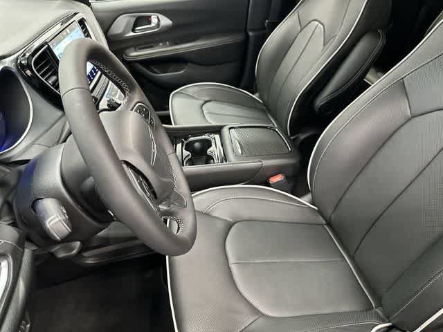 Used 2026 Chrysler Pacifica Limited FWD image 10