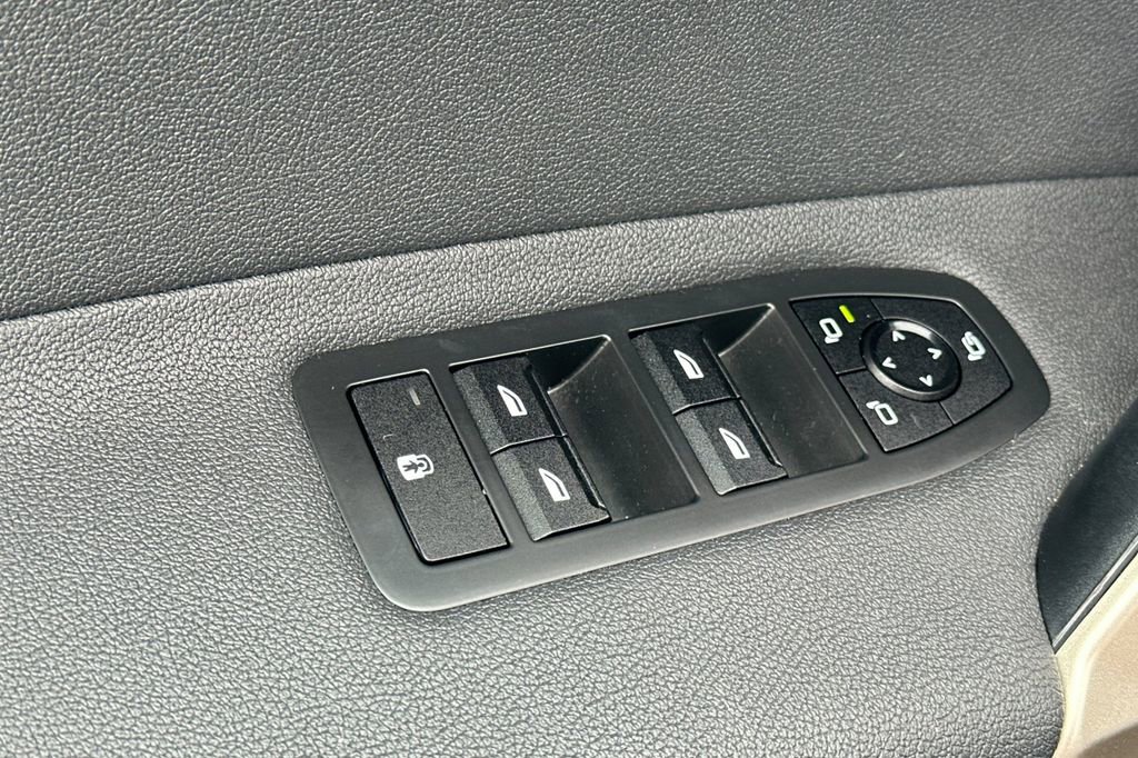 Used 2023 BMW iX xDrive50 w/ Convenience Package image 11