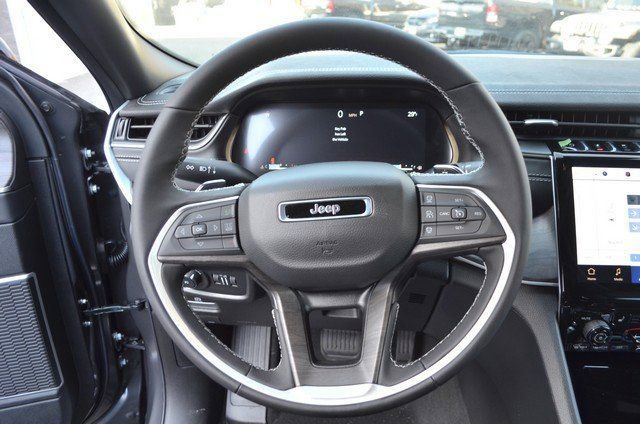 New 2025 Jeep Grand Cherokee Limited w/ Black Appearance Package image 15