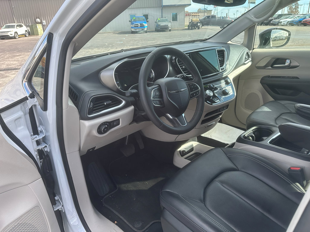 Used 2024 Chrysler Pacifica Select image 11