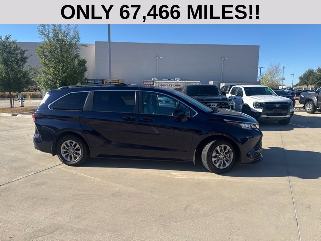 Used 2022 Toyota Sienna LE FWD image 2