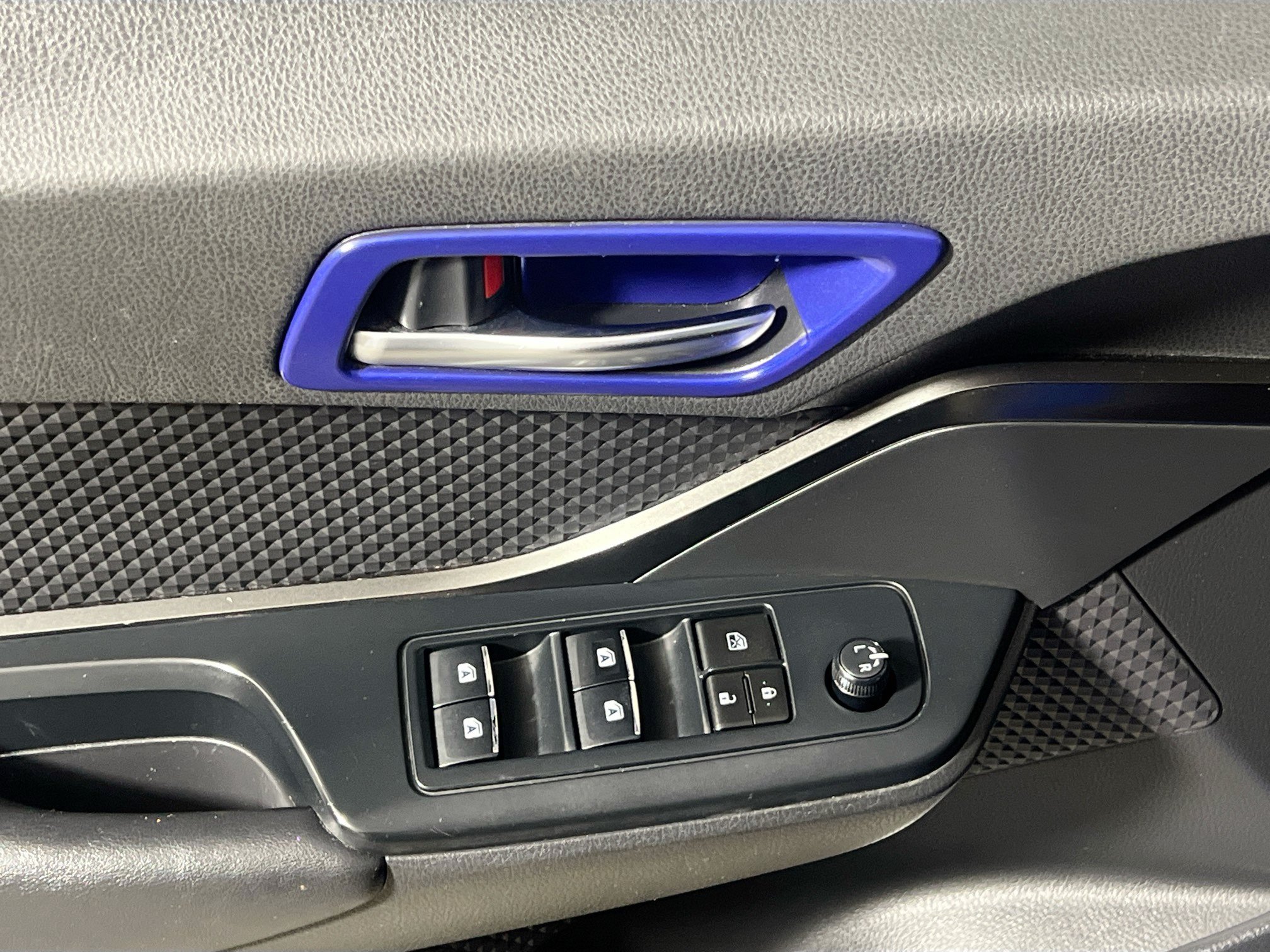 Used 2018 Toyota C-HR XLE FWD image 16