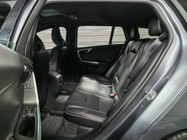 Used 2018 Volvo V60 T6 R-Design Platinum image 16