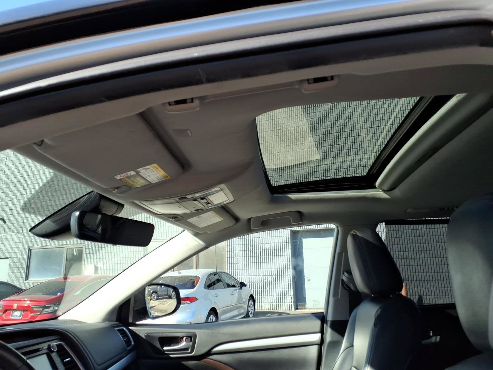 Certified 2019 Toyota Highlander XLE AWD/4WD image 11