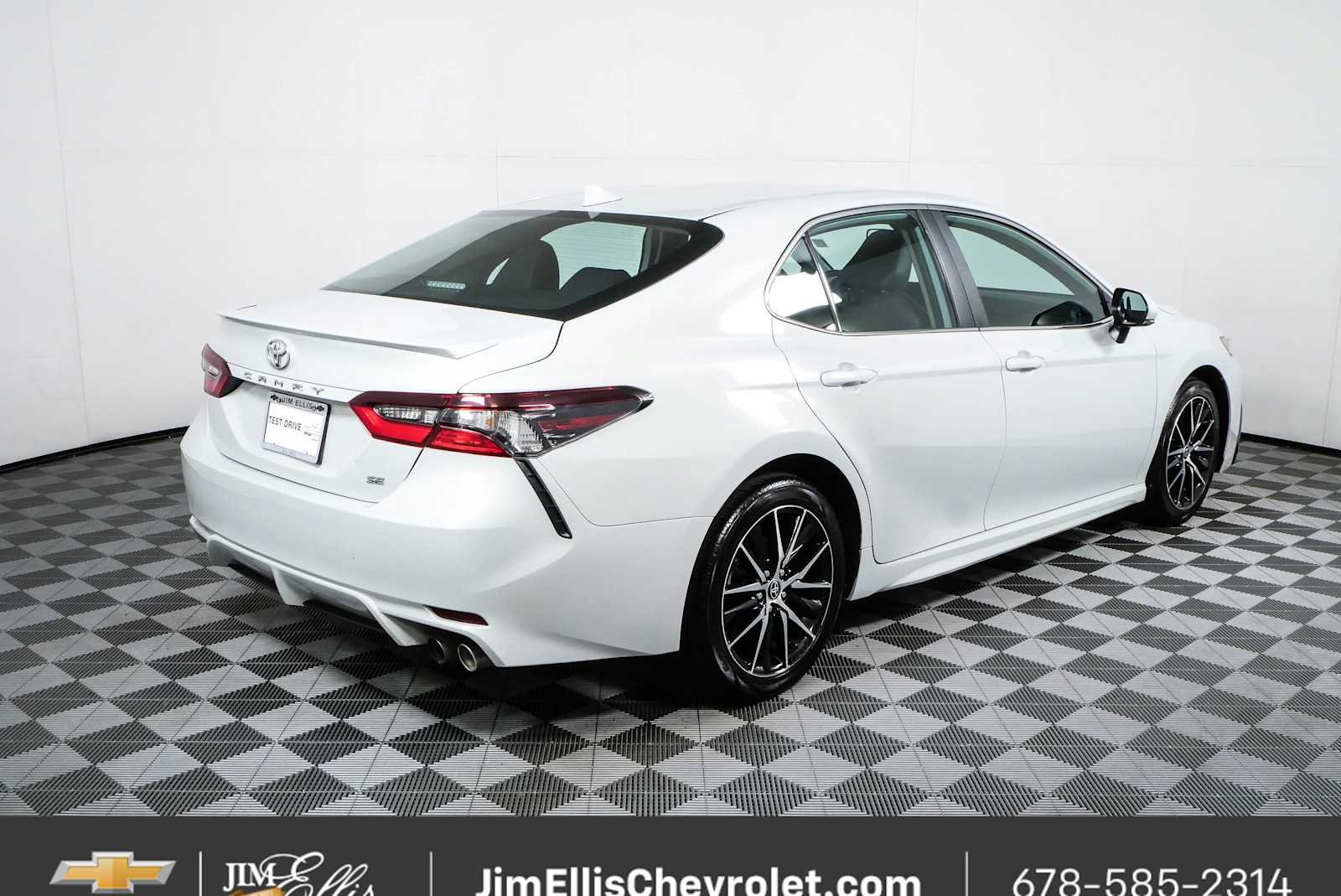 Used 2024 Toyota Camry SE FWD image 3