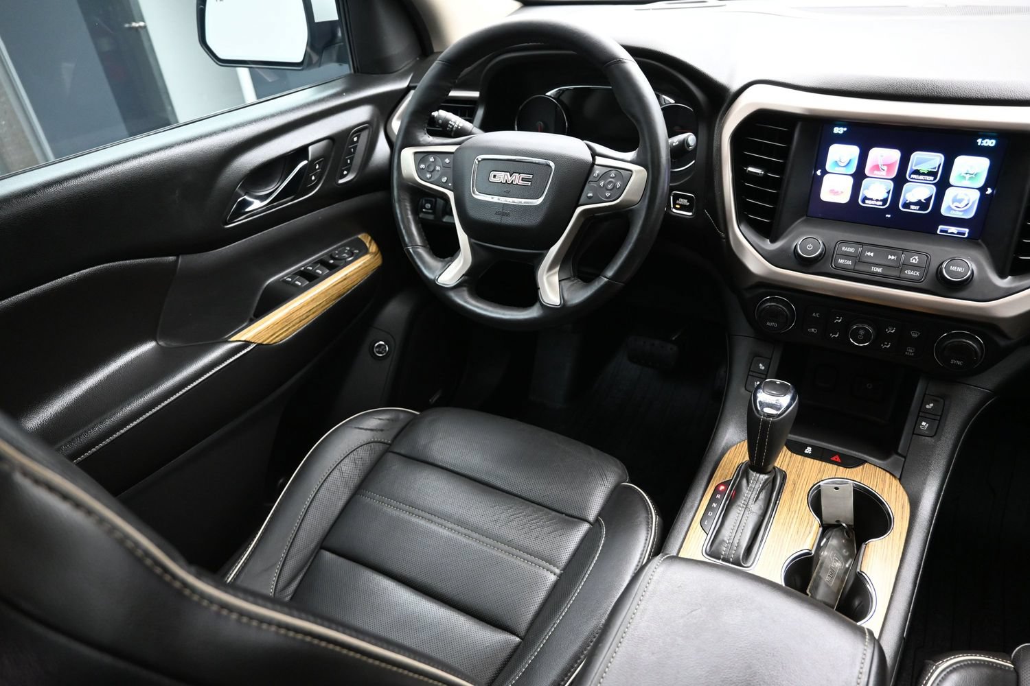 Used 2017 GMC Acadia Denali w/ Technology Package FWD image 24