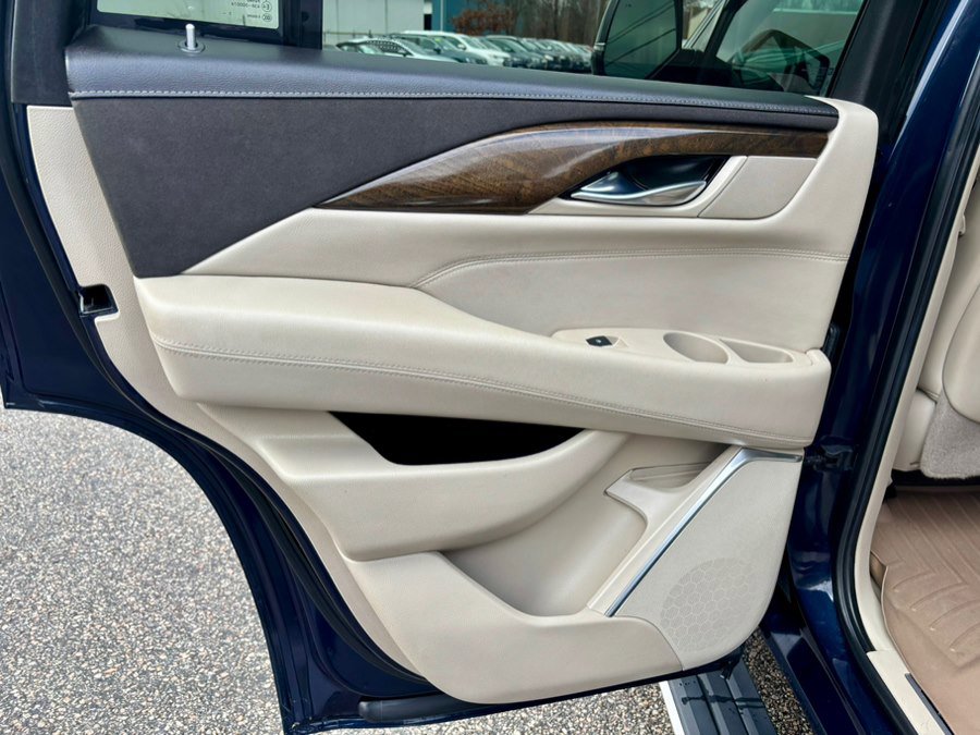 Used 2018 Cadillac Escalade Premium Luxury AWD/4WD image 18
