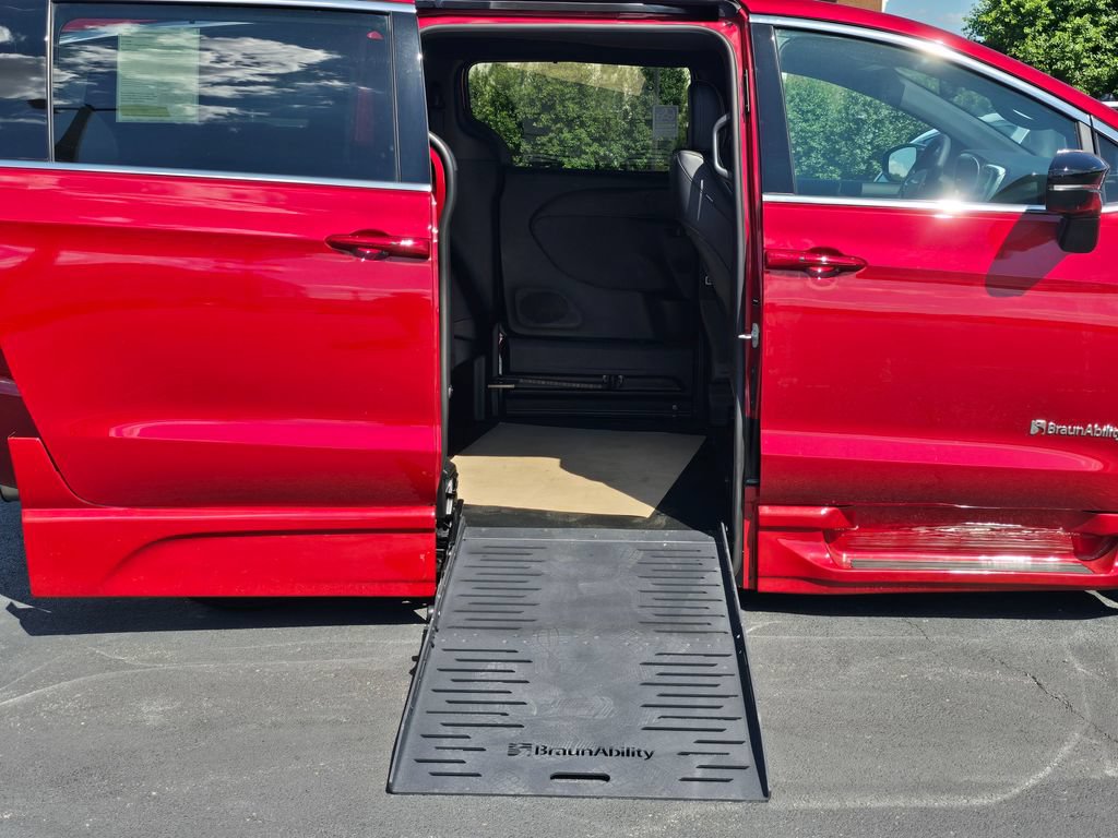 Used 2026 Chrysler Pacifica Select FWD image 14