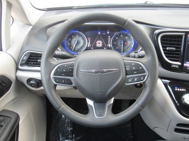 Used 2024 Chrysler Pacifica Touring-L FWD image 39
