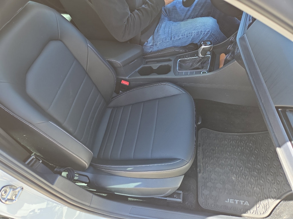 Used 2023 Volkswagen Jetta SE w/ Panoramic Sunroof Package FWD image 11