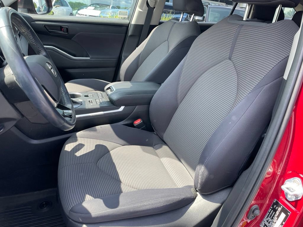 Used 2020 Toyota Highlander LE AWD/4WD image 6
