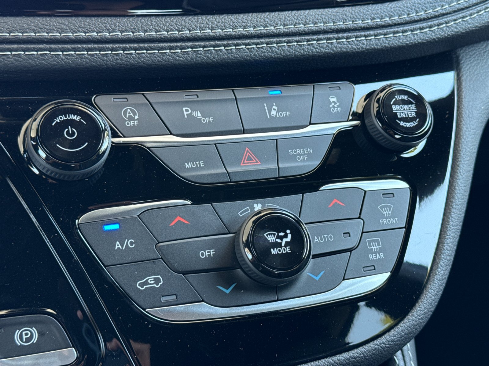 New 2027 Chrysler Pacifica Limited w/ Family Tech Group AWD/4WD image 22