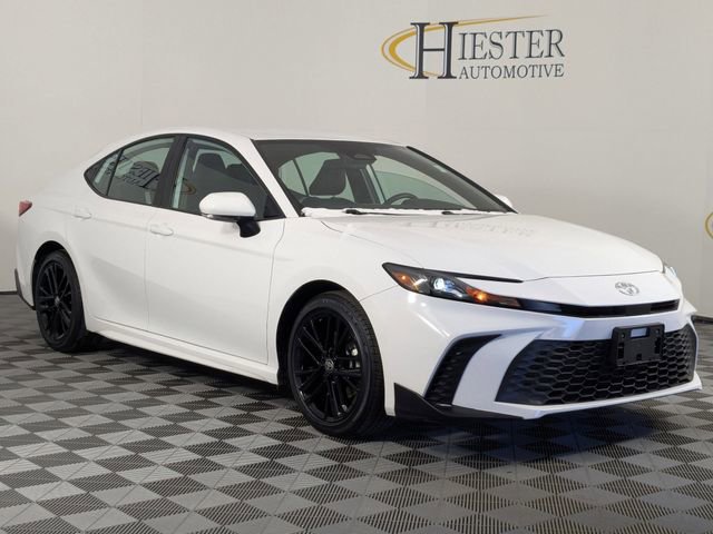 Used 2025 Toyota Camry SE image 2