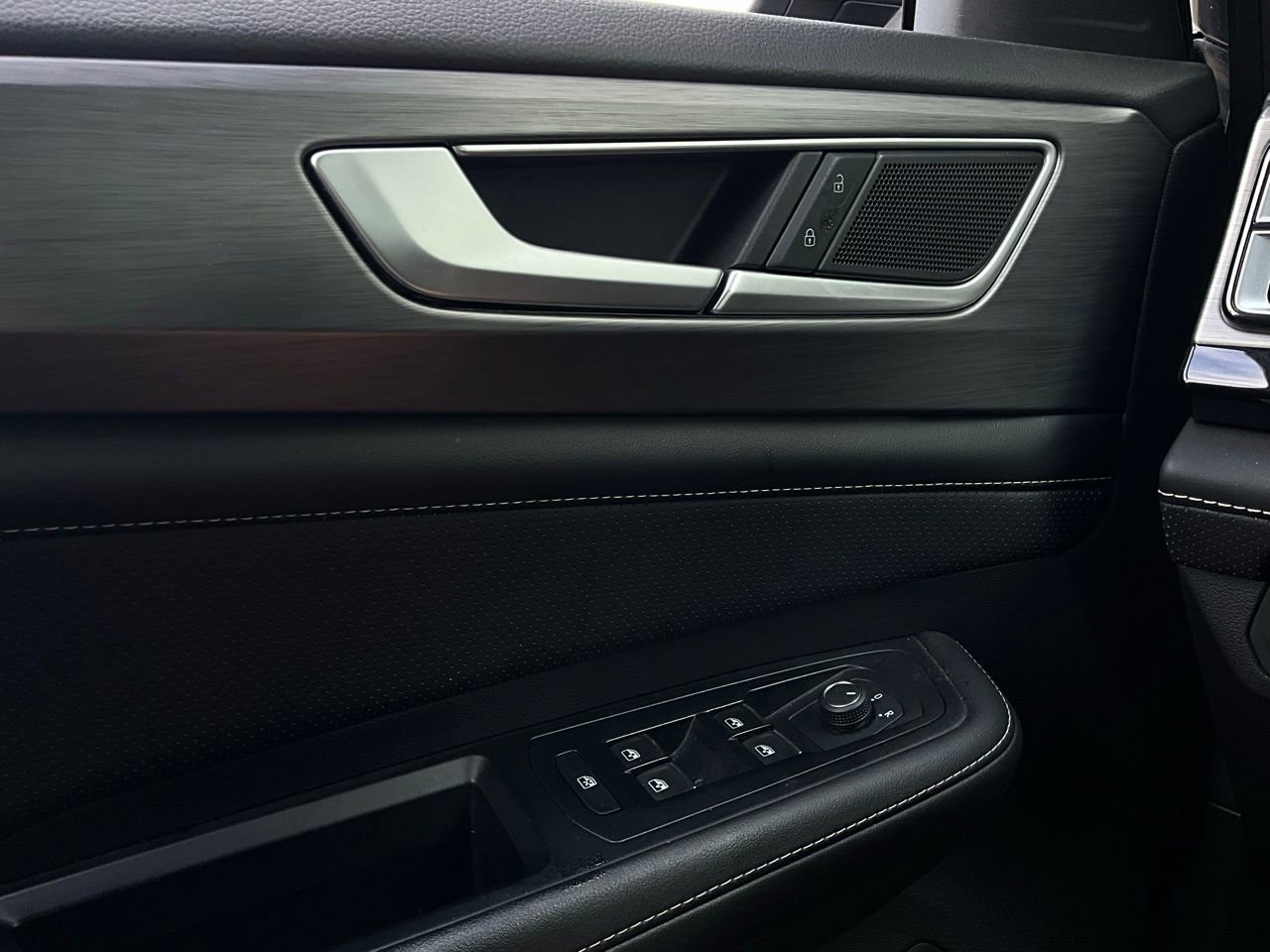 Used 2025 Volkswagen Atlas Cross Sport SE FWD image 21