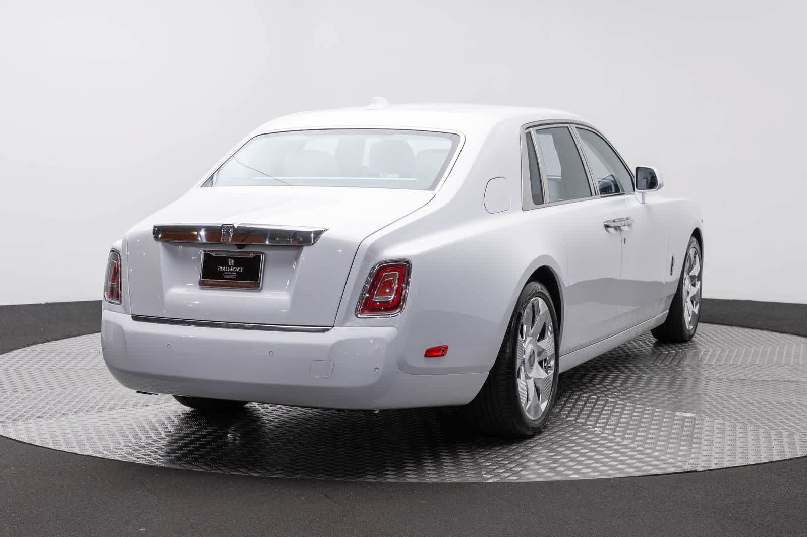 New 2027 Rolls-Royce Phantom Sedan RWD image 7