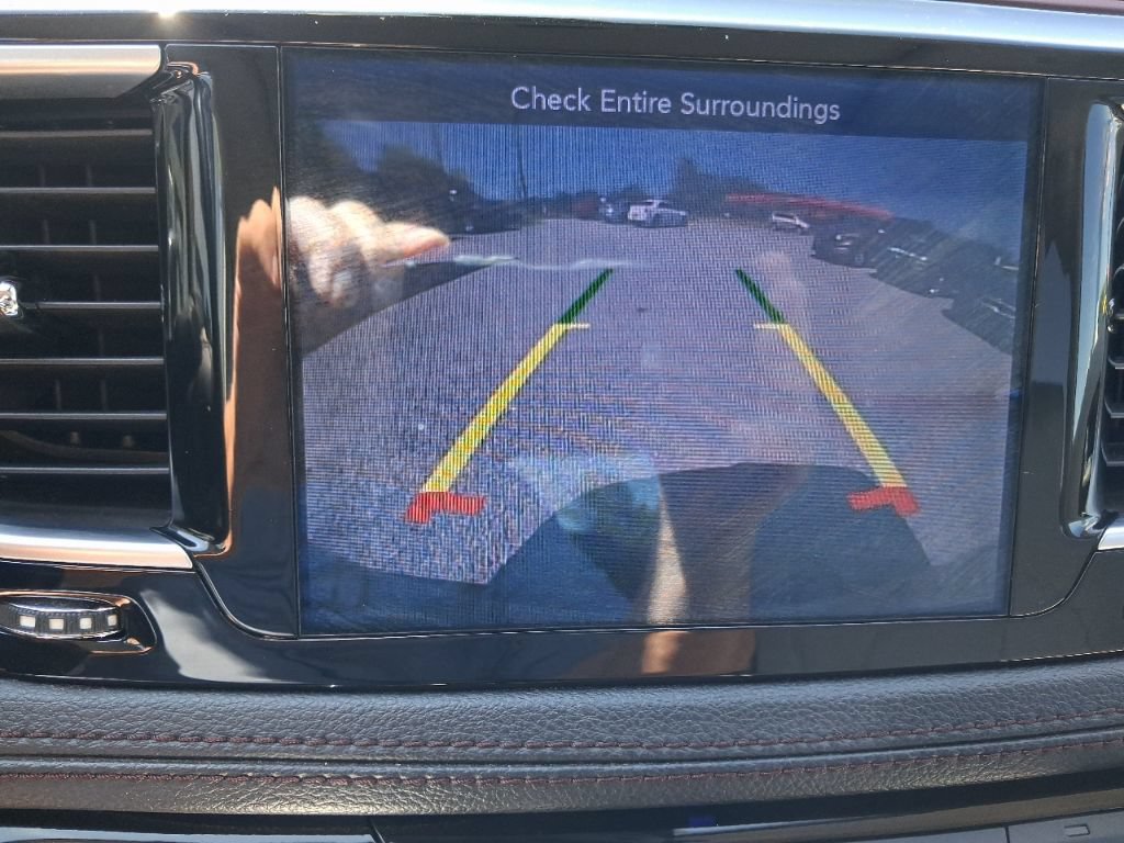 Used 2017 Chrysler Pacifica Limited w/ UConnect Theater Package FWD image 11