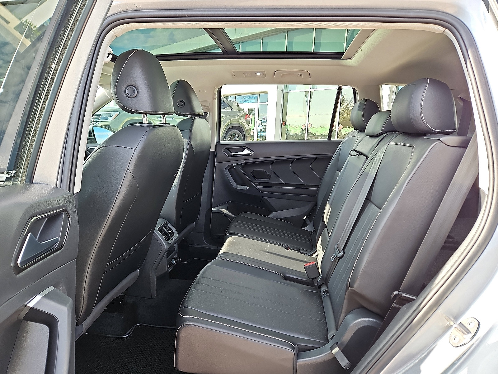 Certified 2023 Volkswagen Tiguan SE w/ Panoramic Sunroof Package image 9
