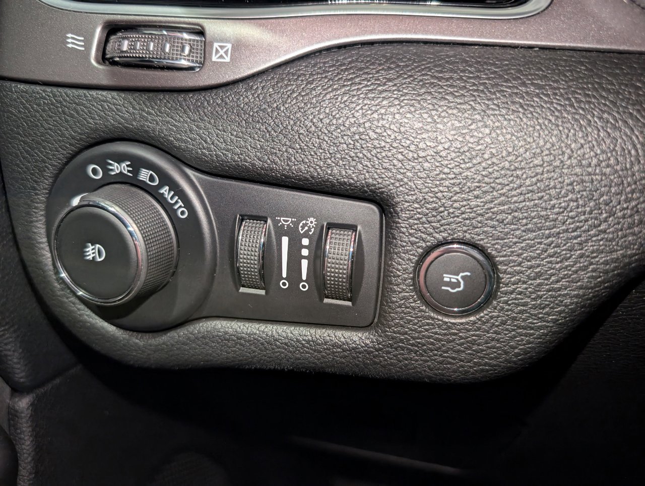 Used 2019 Jeep Cherokee Limited w/ Trailer Tow Group image 40