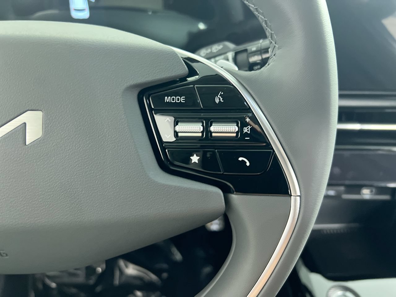 Certified 2025 Kia Niro EX Touring FWD image 19