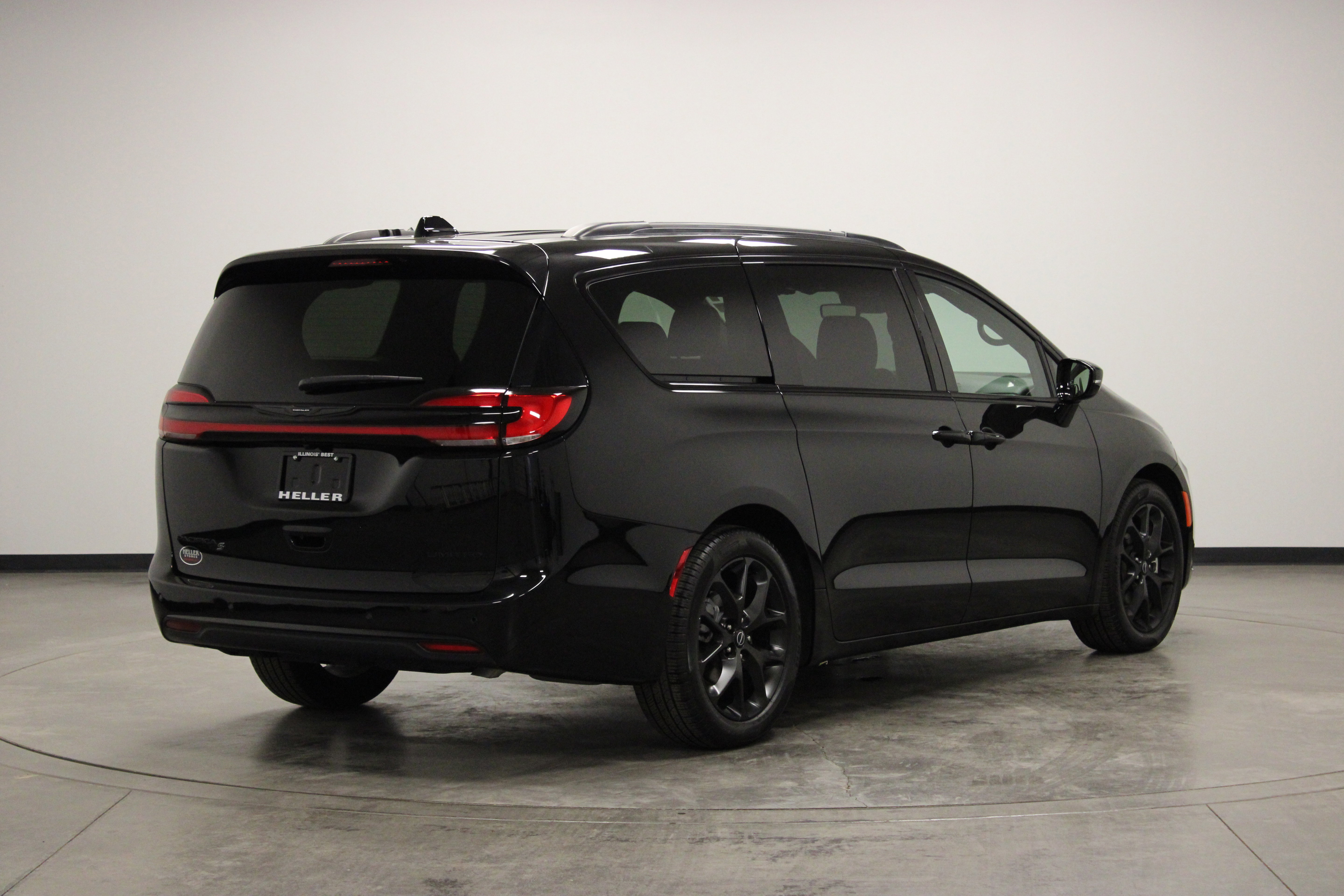 Used 2026 Chrysler Pacifica Limited w/ S Appearance Package FWD image 8