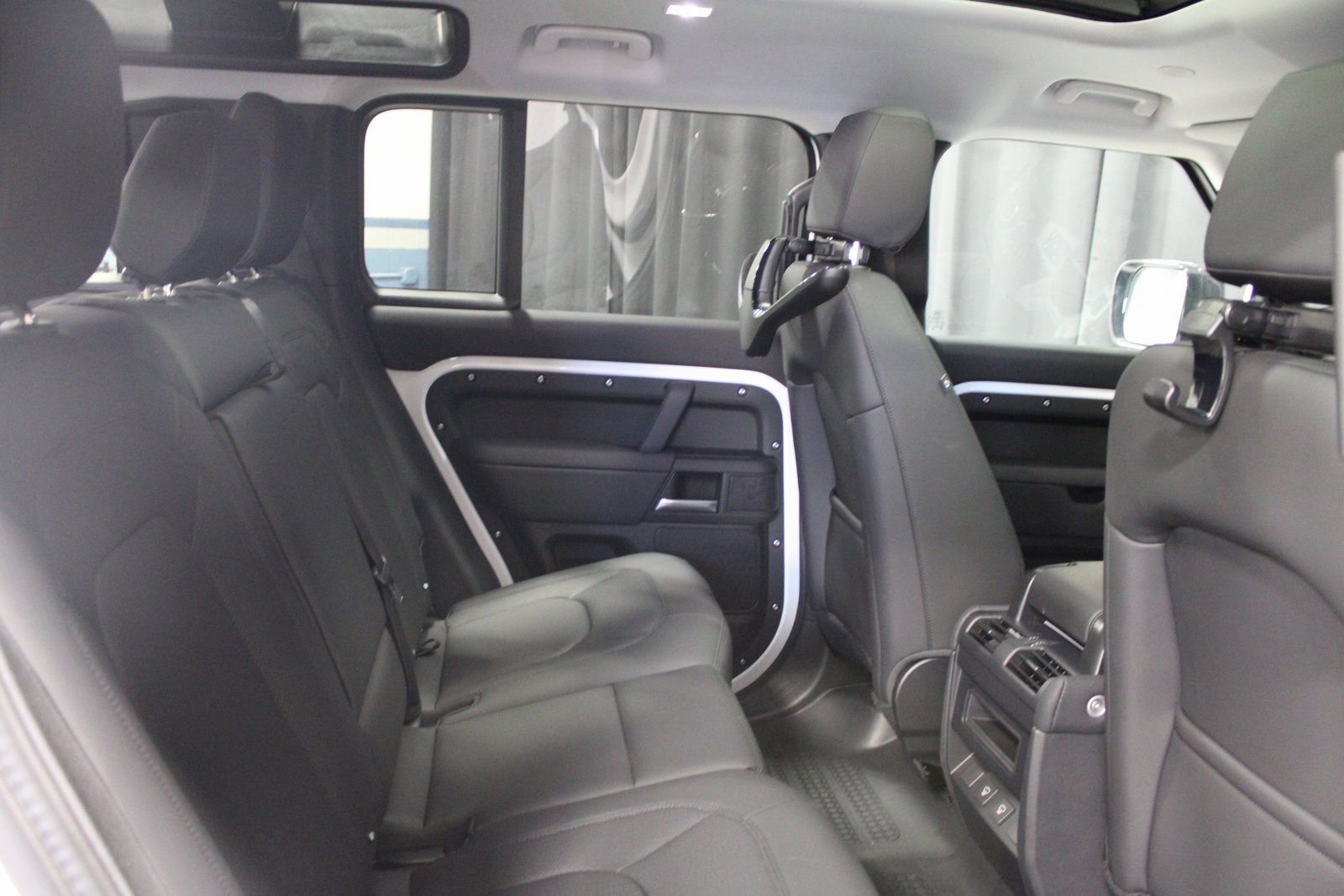 Used 2025 Land Rover Defender 110 S image 32