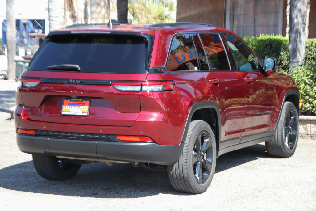 Used 2024 Jeep Grand Cherokee Altitude RWD image 10