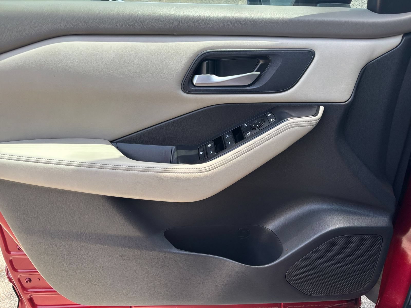 Used 2025 Nissan Rogue SV FWD image 18