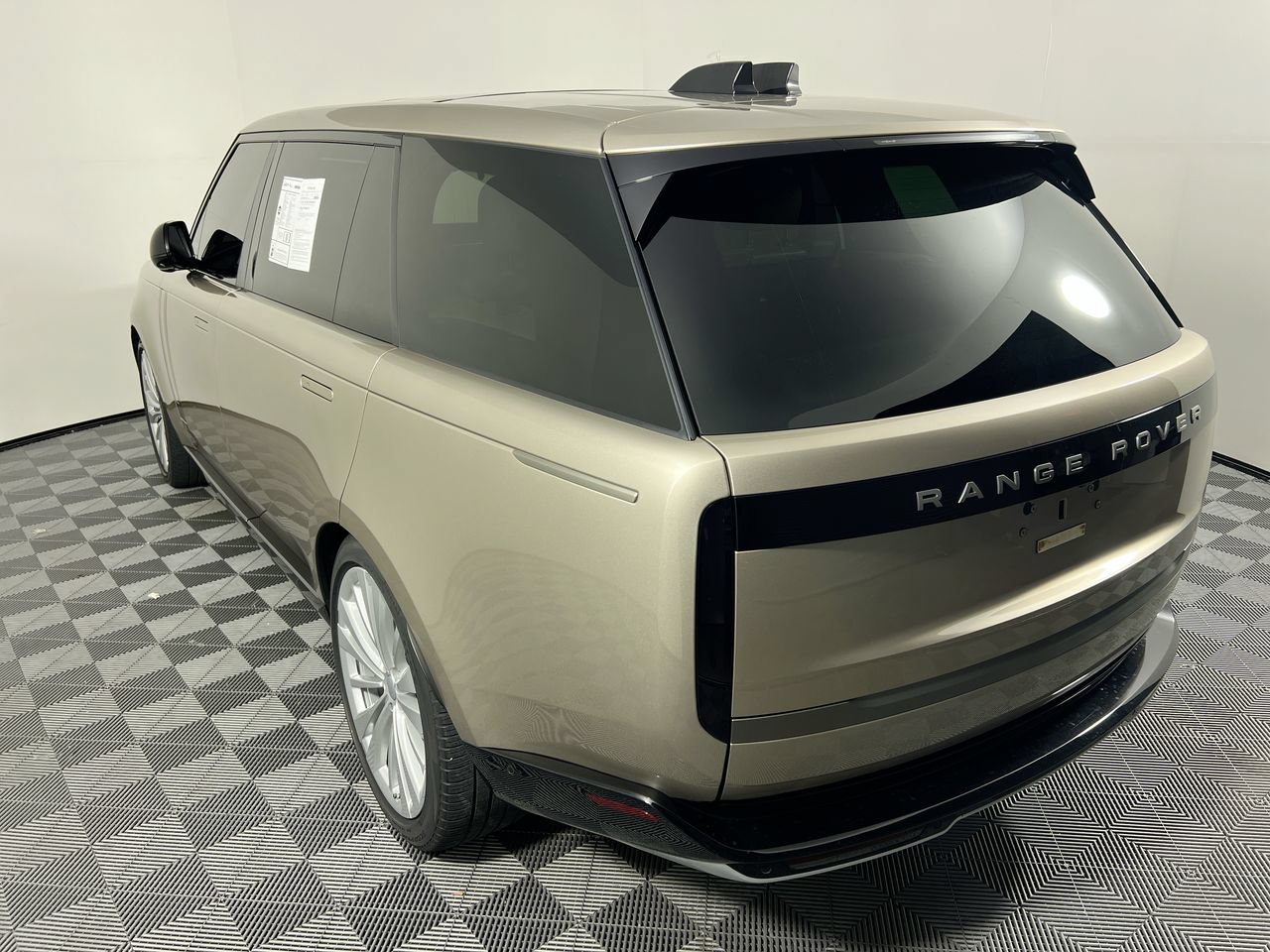 Used 2024 Land Rover Range Rover Long Wheelbase SE AWD/4WD image 5