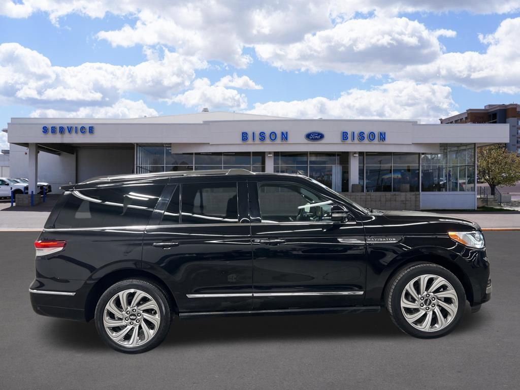 Used 2024 Lincoln Navigator Reserve image 2