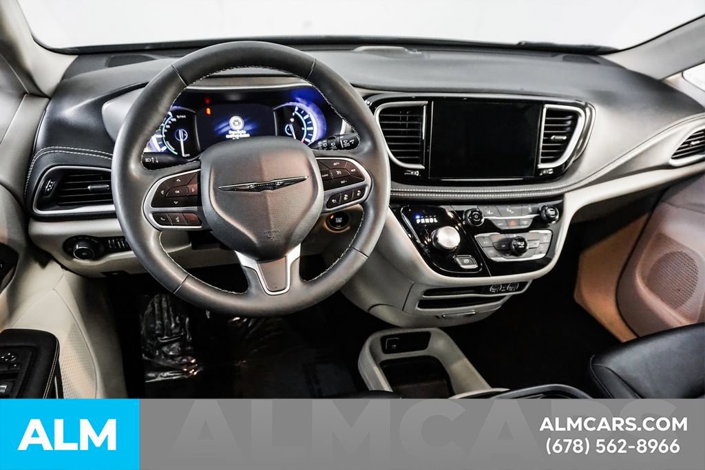 Used 2024 Chrysler Pacifica Select image 24