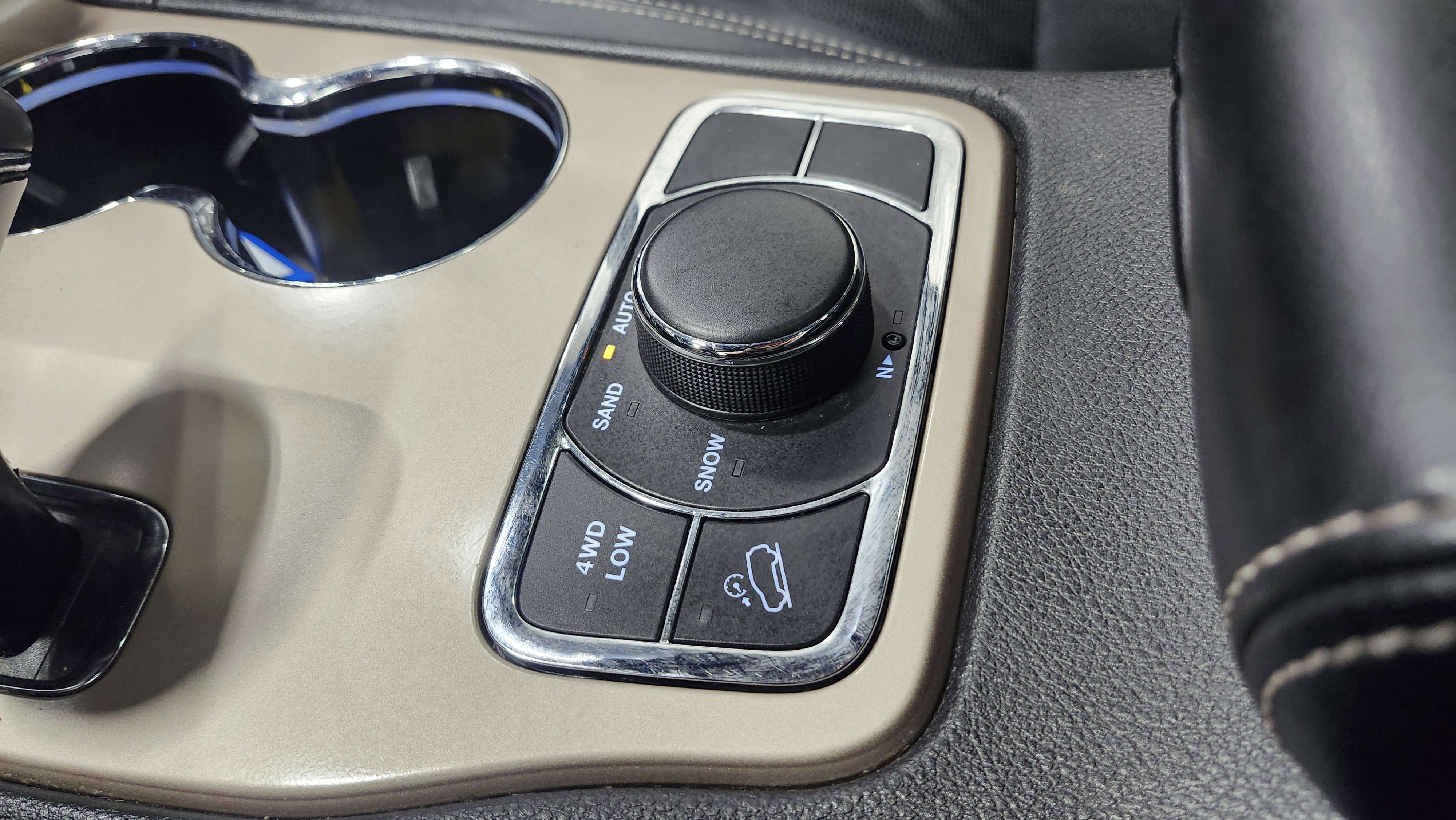 Used 2015 Jeep Grand Cherokee Limited w/ Luxury Group II image 11