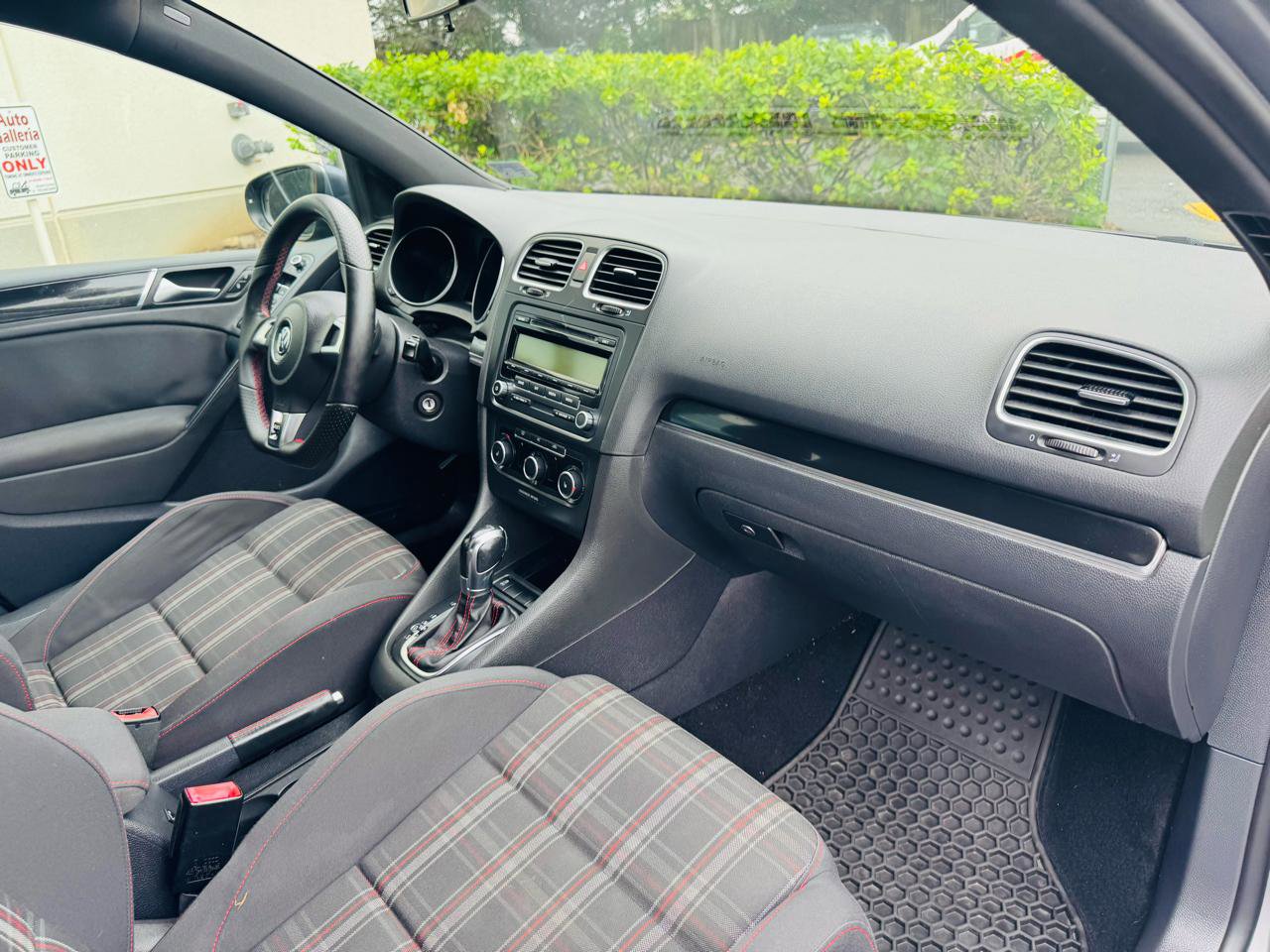 Used 2011 Volkswagen Golf 4-Door FWD image 38