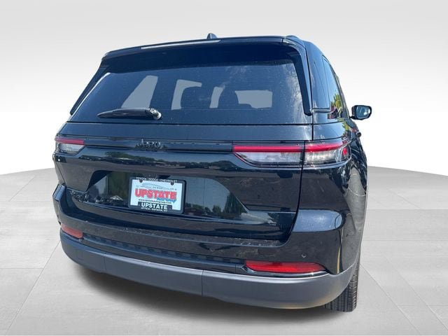Used 2025 Jeep Grand Cherokee Altitude AWD/4WD image 7