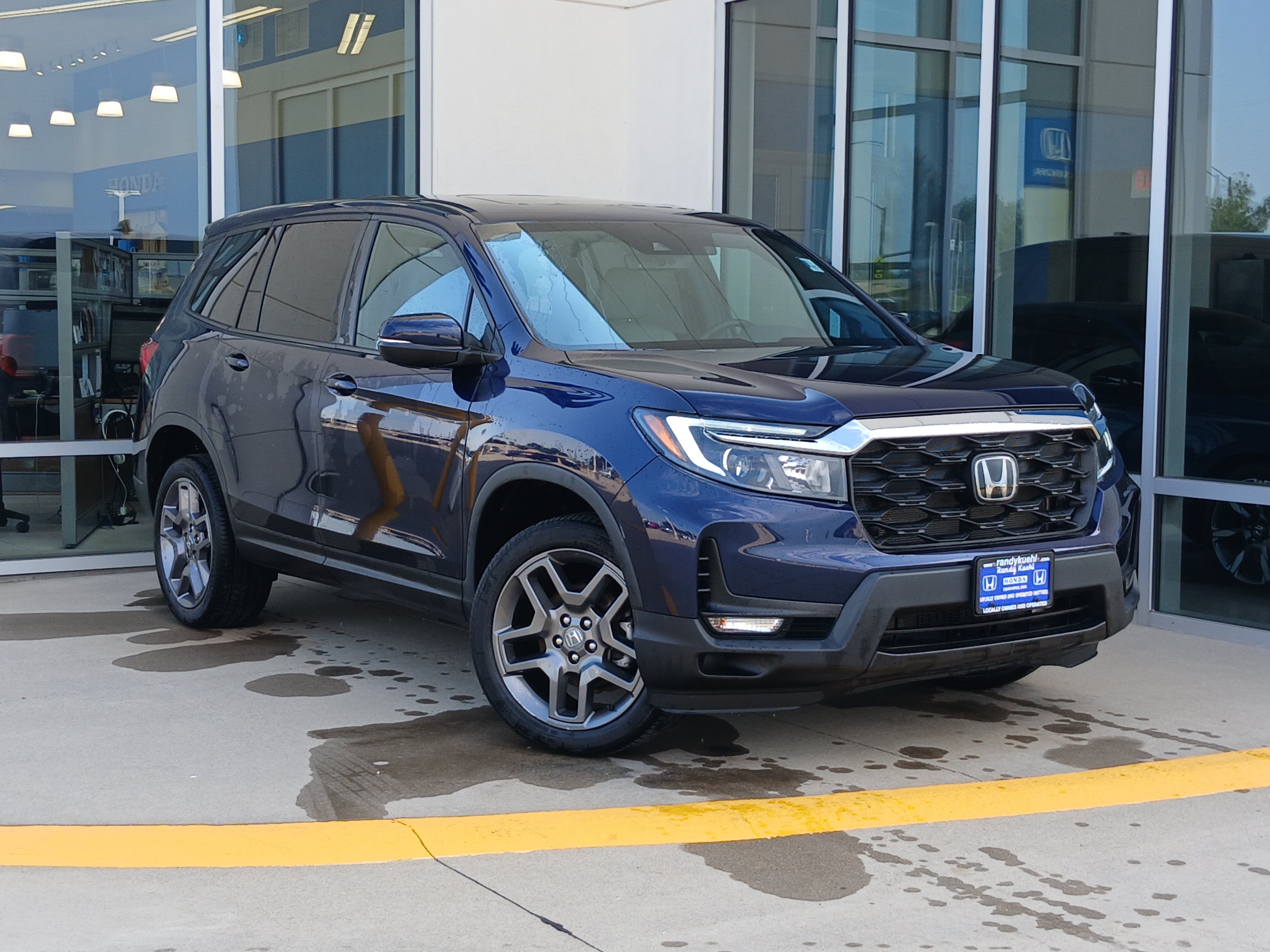 Used 2023 Honda Passport EX-L image 2