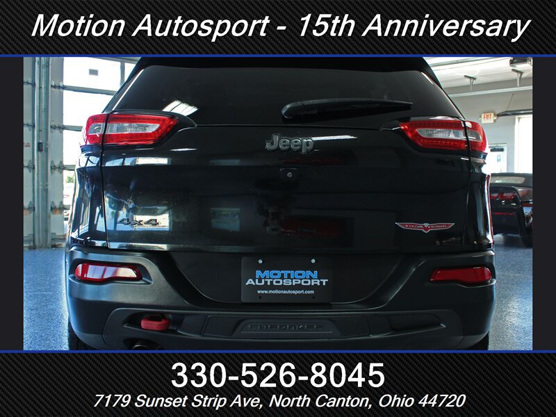 Used 2016 Jeep Cherokee Trailhawk AWD/4WD image 6