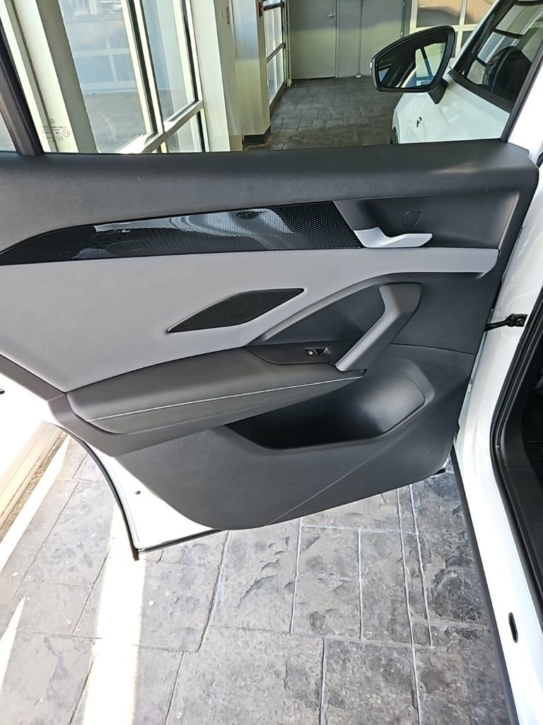 New 2026 Volkswagen Tiguan SE R-Line FWD image 21