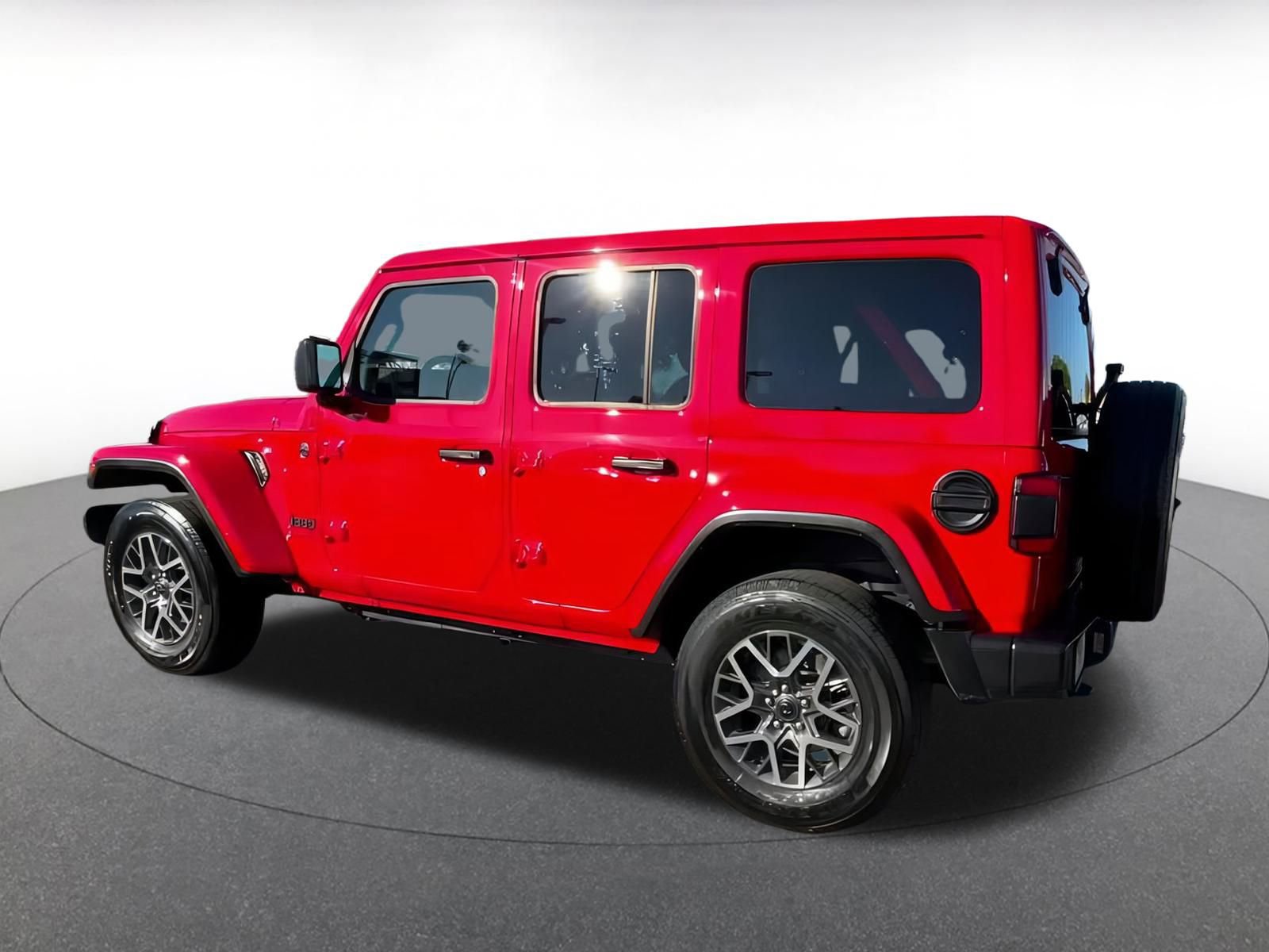 Used 2025 Jeep Wrangler Sahara image 7