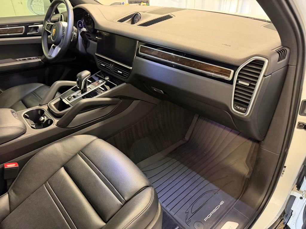 Certified 2023 Porsche Cayenne Platinum Edition image 28