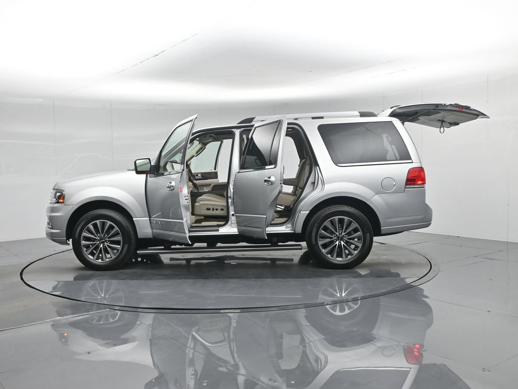 Used 2017 Lincoln Navigator Select RWD image 20