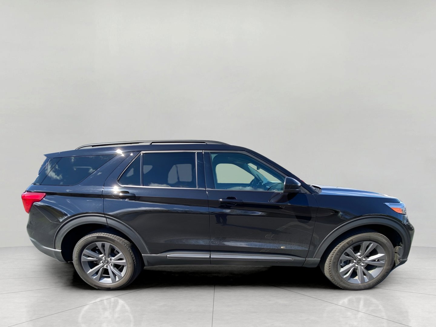 Used 2024 Ford Explorer XLT w/ Equipment Group 202A AWD/4WD image 8