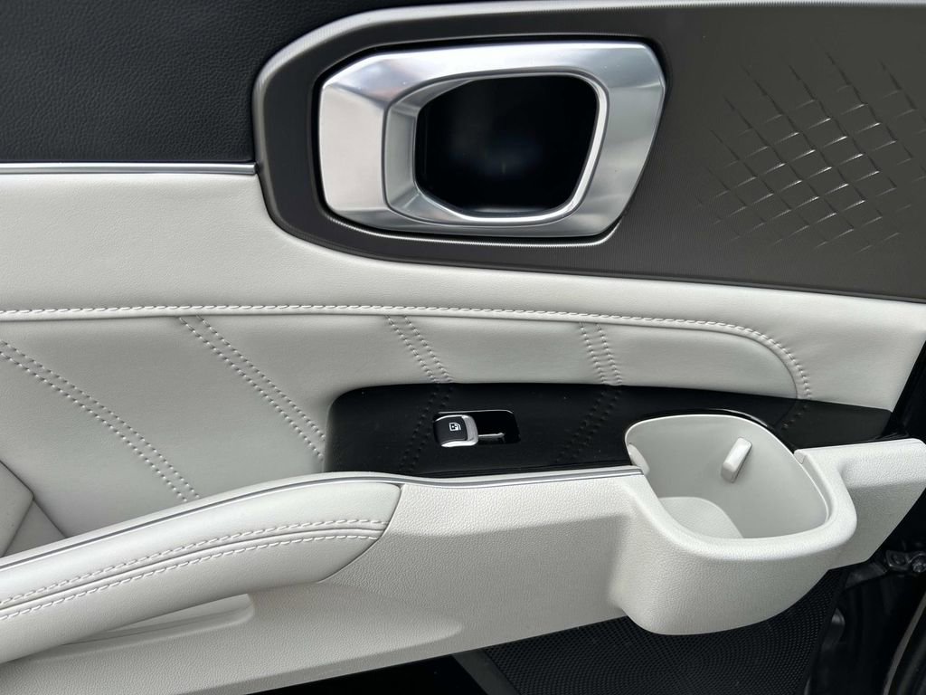 Certified 2025 Kia Sorento SX FWD image 18