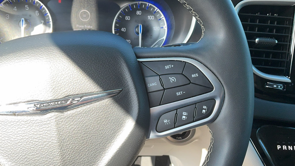 Used 2024 Chrysler Pacifica Touring-L FWD image 19