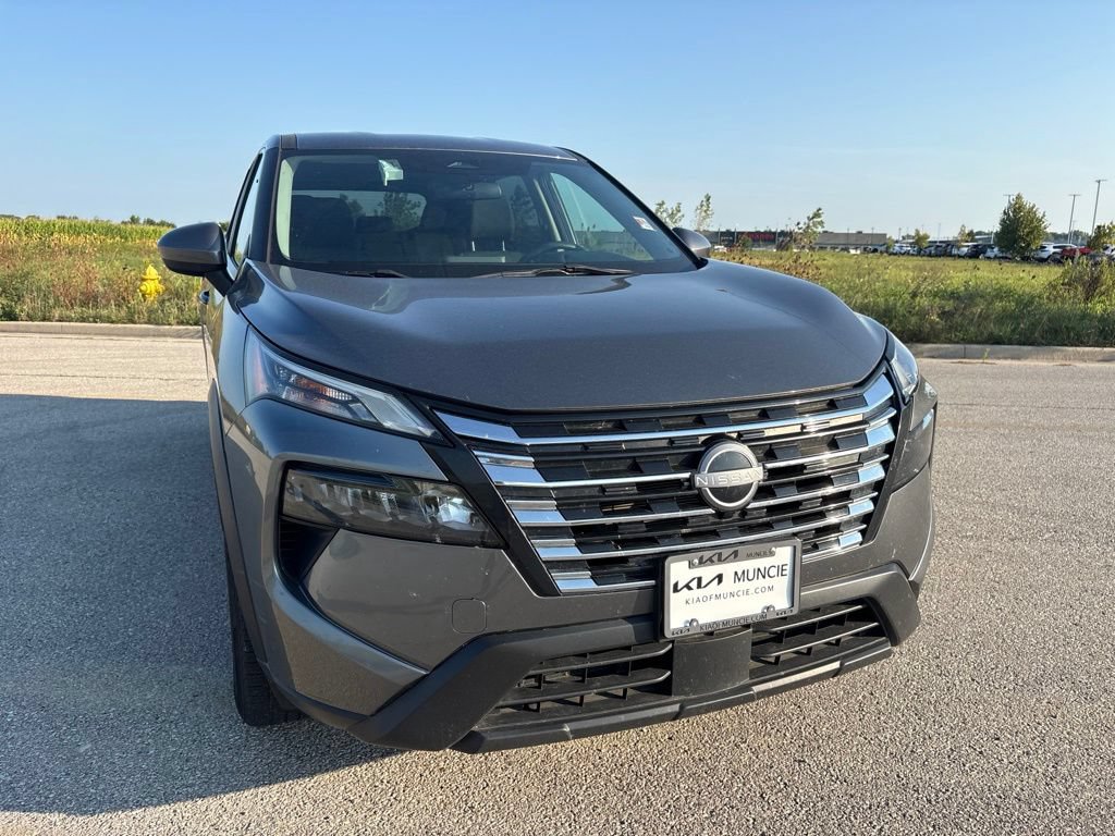 Used 2024 Nissan Rogue SV AWD/4WD image 2