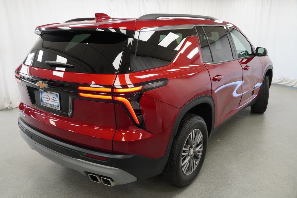 Used 2025 Chevrolet Traverse LT w/ Driver Confidence Package FWD image 3