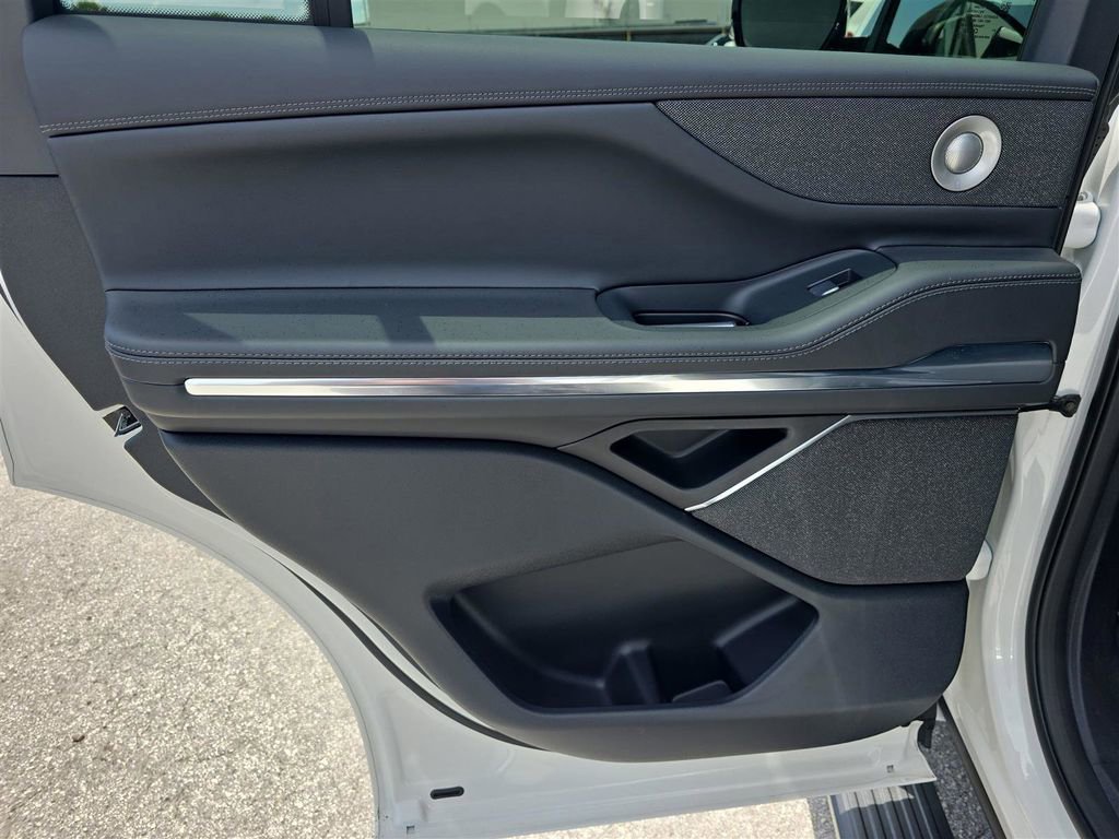 New 2025 Lincoln Navigator Reserve w/ Jet Appearance Package image 18