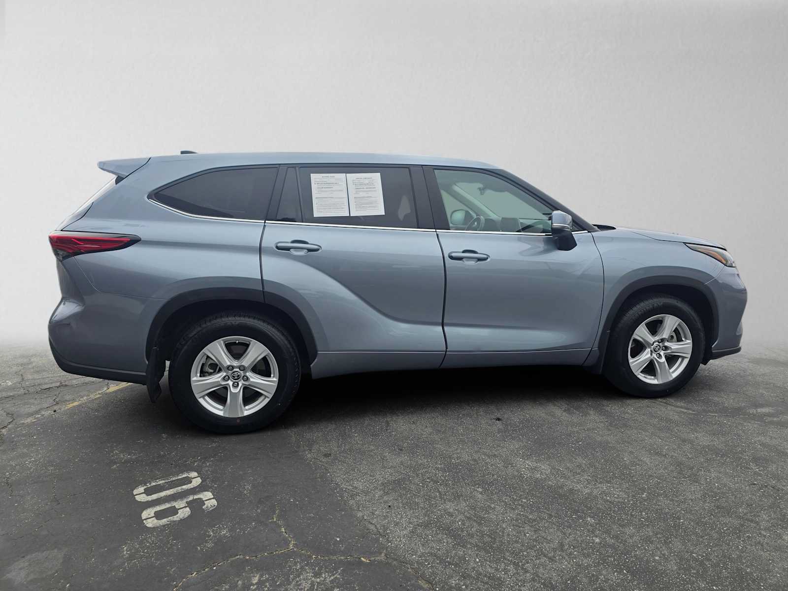 Used 2023 Toyota Highlander LE FWD image 2